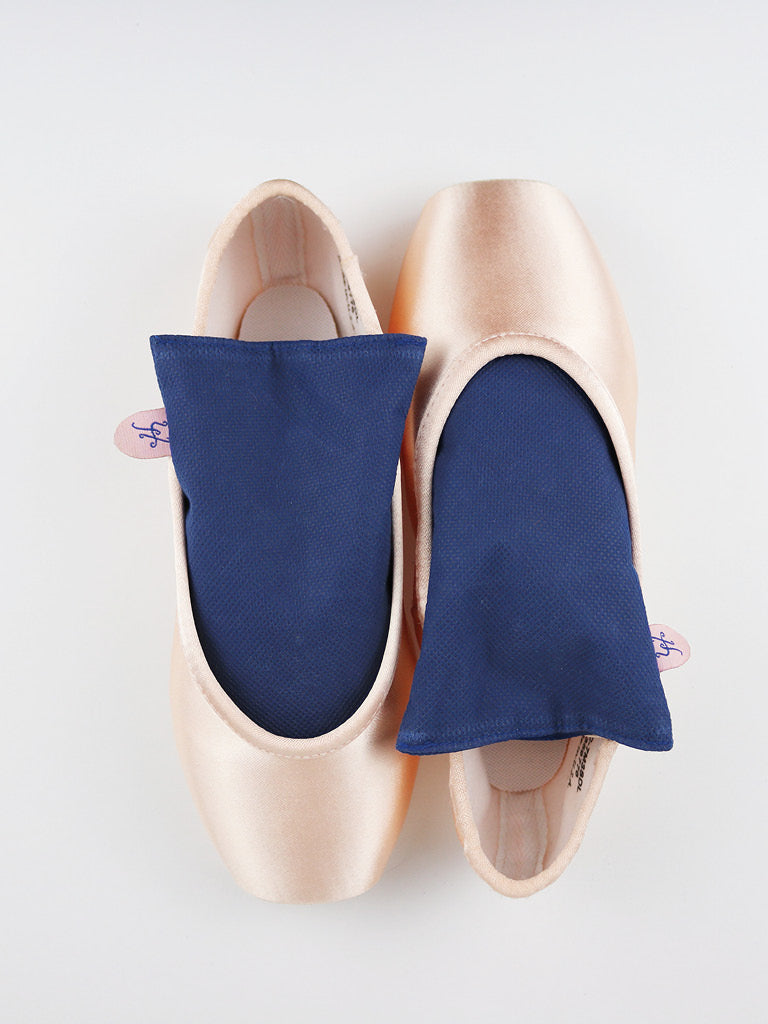 FRESH POINTES by Gaynor Minden