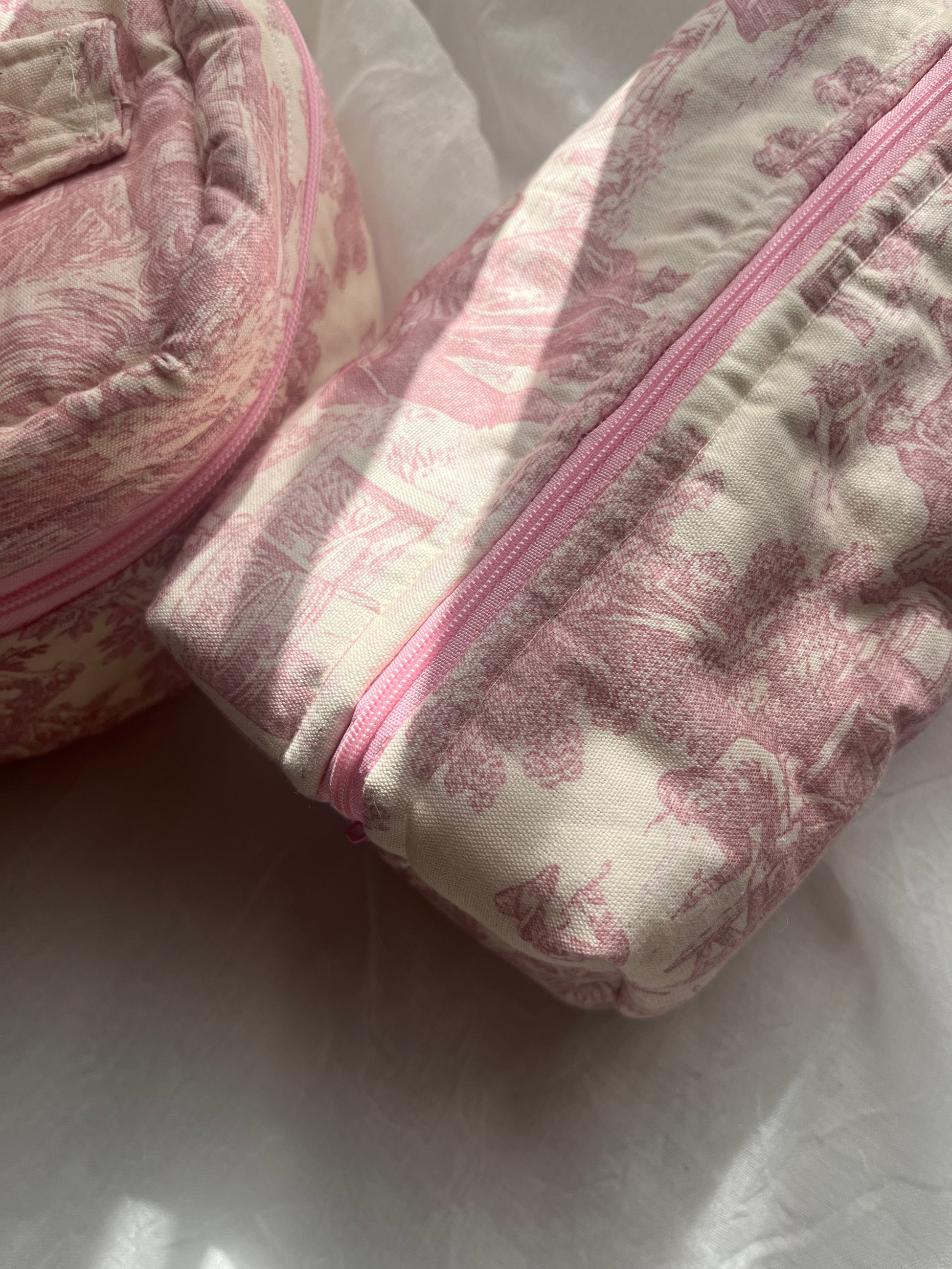 MAKE UP  pouch
